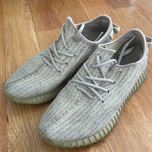 Yeezy 👟Size 8 men’s.